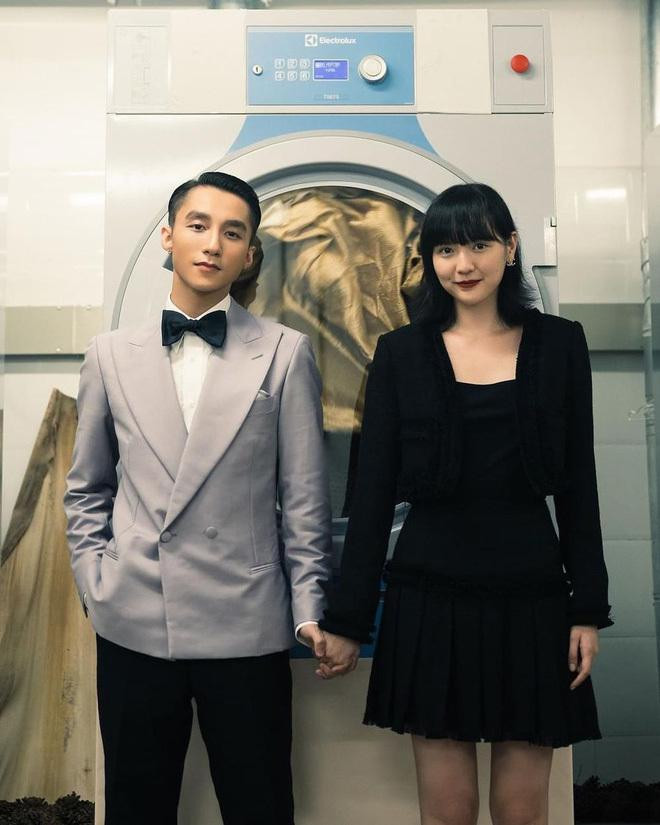 Ca sĩ sinh năm 1994 và &quot;gà cưng&quot; với tạo hình cặp đôi trong MV &quot;Chúng Ta Của Hiện Tại&quot;.