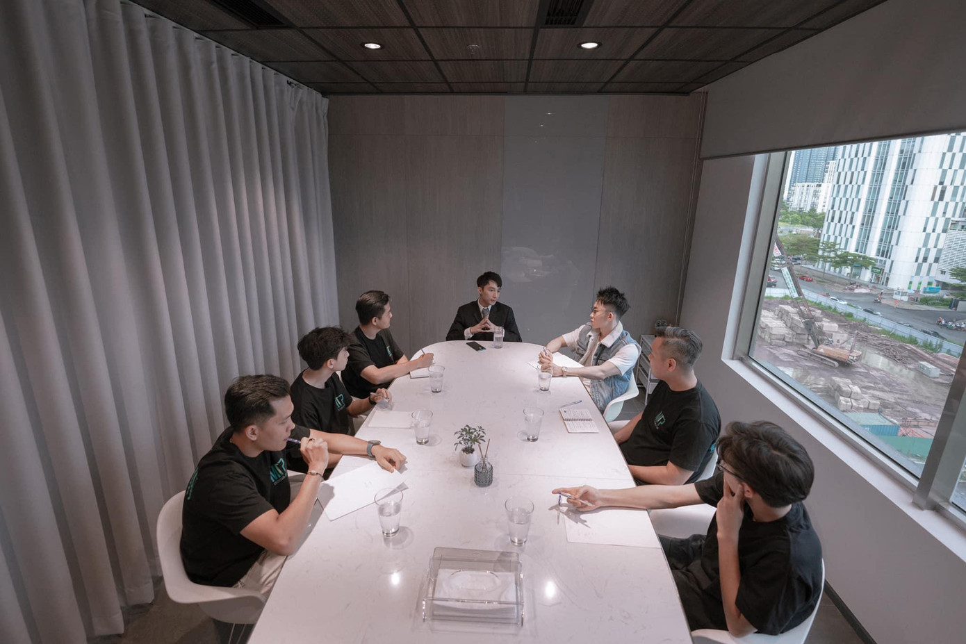 Giọng ca Lạc Trôi cho họp công ty để có màn comeback tốt nhất cho "gà cưng". Giọng ca Lạc Trôi cho họp công ty để có màn comeback tốt nhất cho "gà cưng".