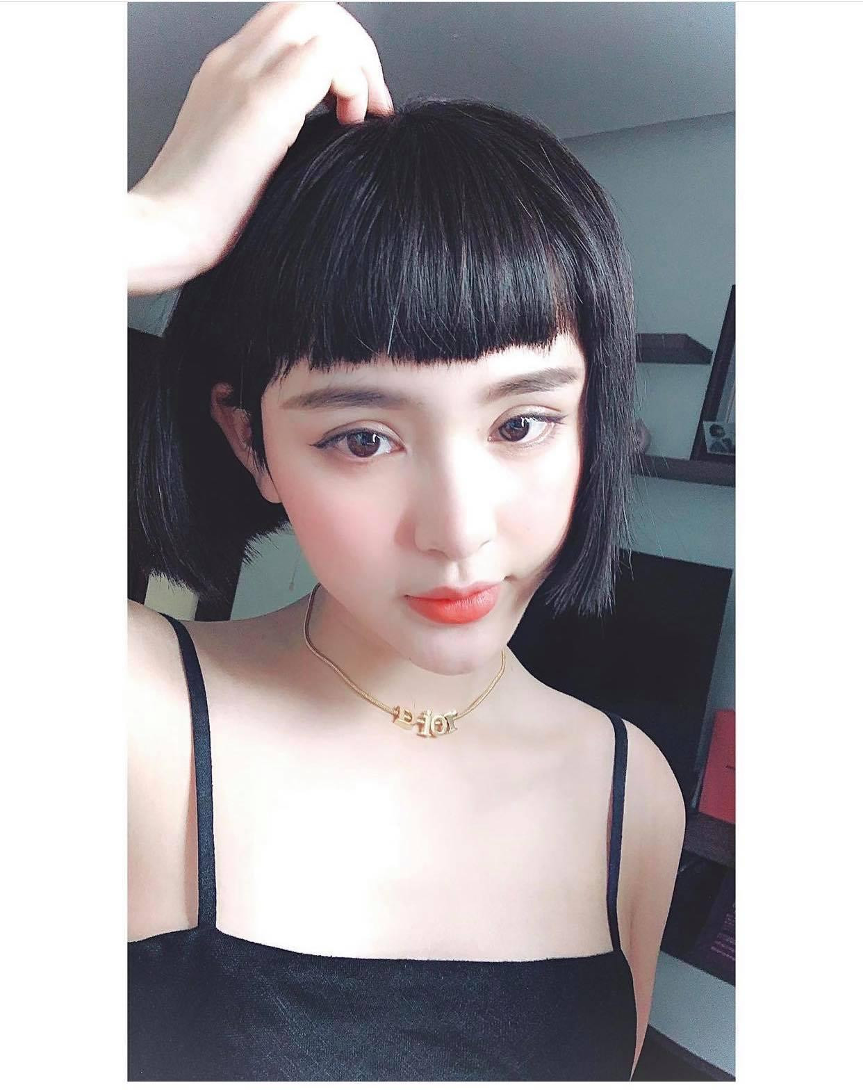 Kiểu tóc Bob với mái ngang quen thuộc với ca sĩ sinh năm 1997. Kiểu tóc Bob với mái ngang quen thuộc với ca sĩ sinh năm 1997.