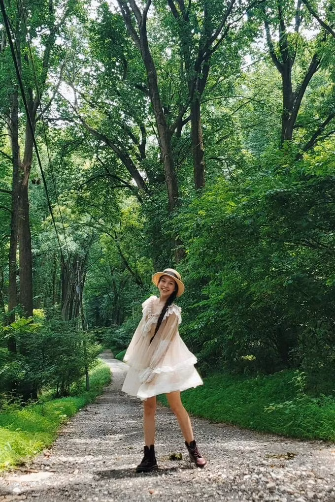 Các mẫu váy trên gối họa tiết bèo nhún cũng giúp ca sĩ "hack tuổi".