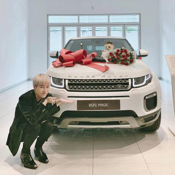 Thành viên gia đình "hoa dâm bụt" mua chiếc xế hộp đầu tiên cho mình. Thành viên gia đình "hoa dâm bụt" mua chiếc xế hộp đầu tiên cho mình.