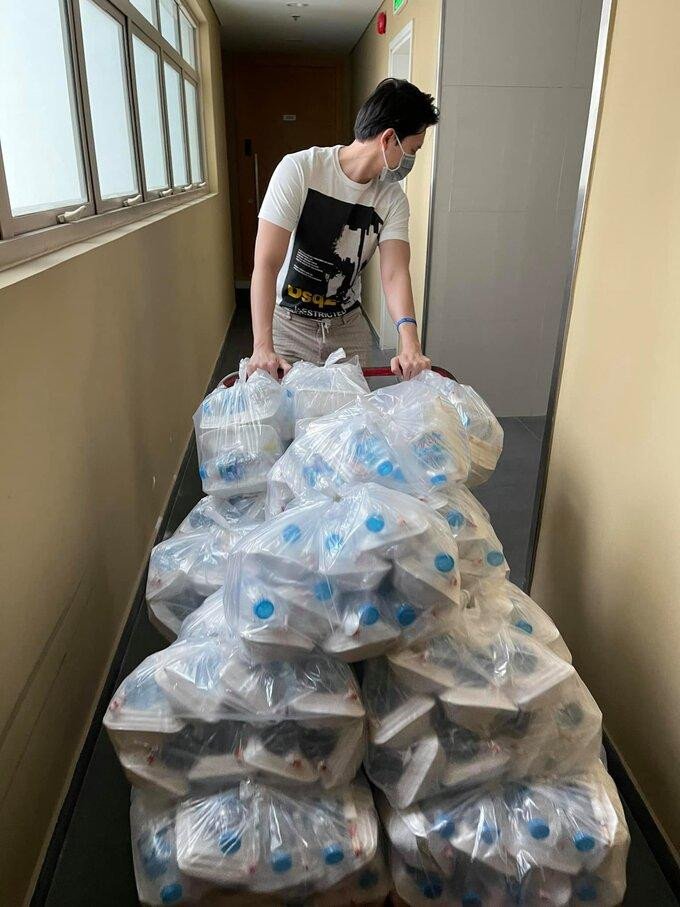 Anh Dũng hỗ trợ hết mình cho hoạt động thiện nguyện của bạn gái. Anh Dũng hỗ trợ hết mình cho hoạt động thiện nguyện của bạn gái.