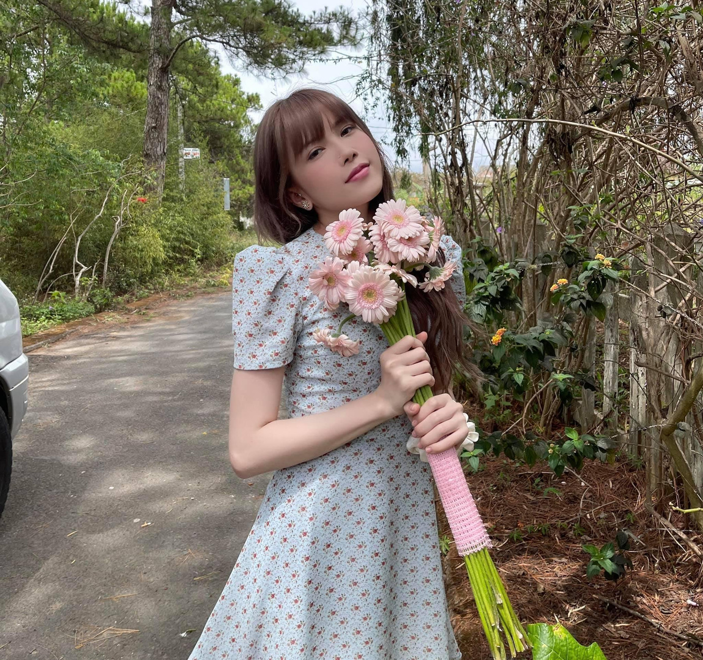 Ca sĩ theo đuổi hình ảnh &quot;bánh bèo&quot;, khác hẳn vẻ cá tính trước đây.