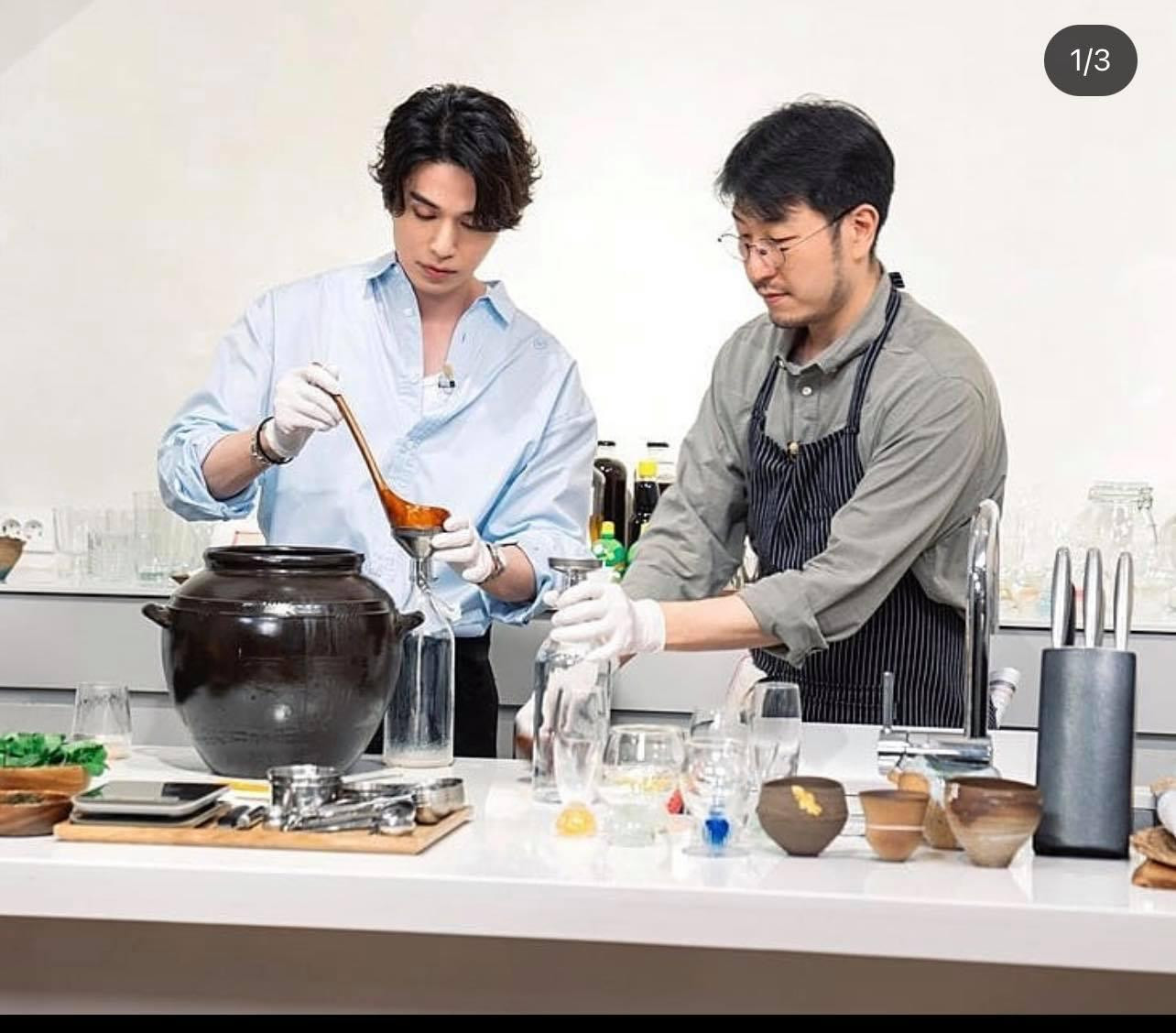 Đây cũng là đầu bếp từng hướng dẫn nam tài tử sinh năm 1981. Đây cũng là đầu bếp từng hướng dẫn nam tài tử sinh năm 1981.