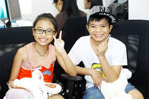 Hai ca sĩ thời điểm tham gia Giọng Hát Việt Nhí mùa đầu tiên. Hai ca sĩ thời điểm tham gia Giọng Hát Việt Nhí mùa đầu tiên.