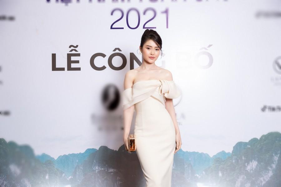 Á hậu Lý Kim Thảo diện đầm tông nude lệch vai tại sự kiện.