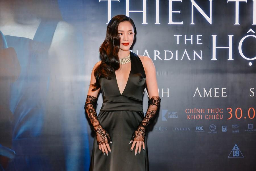 Salim sang trọng với đầm satin đen. Salim sang trọng với đầm satin đen.