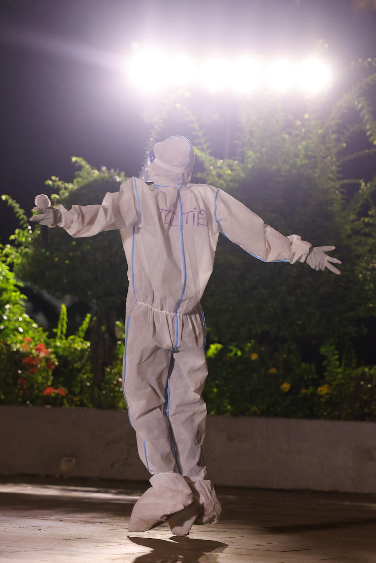 Tóc Tiên trong bộ quần áo bảo hộ rộng thùng thình vẫn "quẩy" hết cỡ với Ngày Mai và Việt Nam Tử Tế. (Ảnh: Ngo Tran Hai An) Tóc Tiên trong bộ quần áo bảo hộ rộng thùng thình vẫn "quẩy" hết cỡ với Ngày Mai và Việt Nam Tử Tế. (Ảnh: Ngo Tran Hai An)