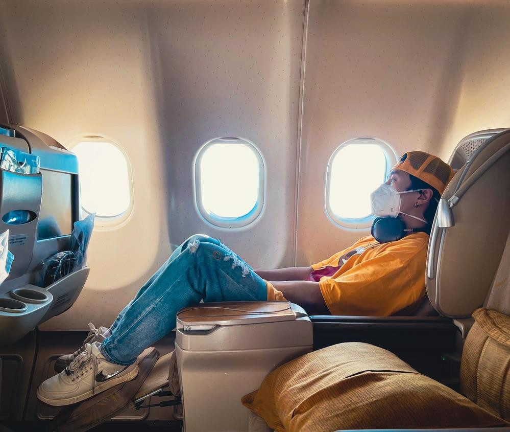 Karik tranh thủ nghỉ ngơi ngay khi lên máy bay.