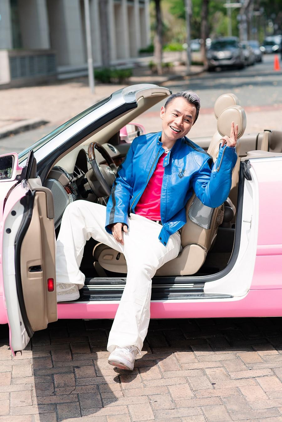 Binz giờ diện đồ kín đáo nhưng màu mè hơn. Binz giờ diện đồ kín đáo nhưng màu mè hơn.