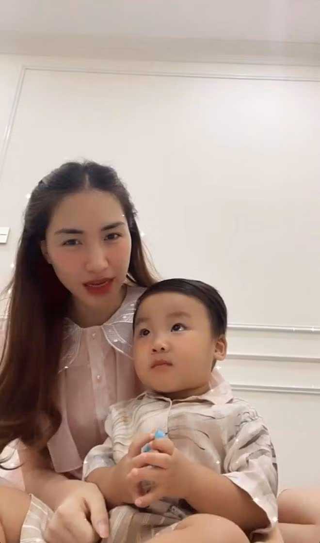 Giọng ca Nàng Tiên Cá vẫn đều đặn cùng con livetream, trò chuyện với người hâm mộ.