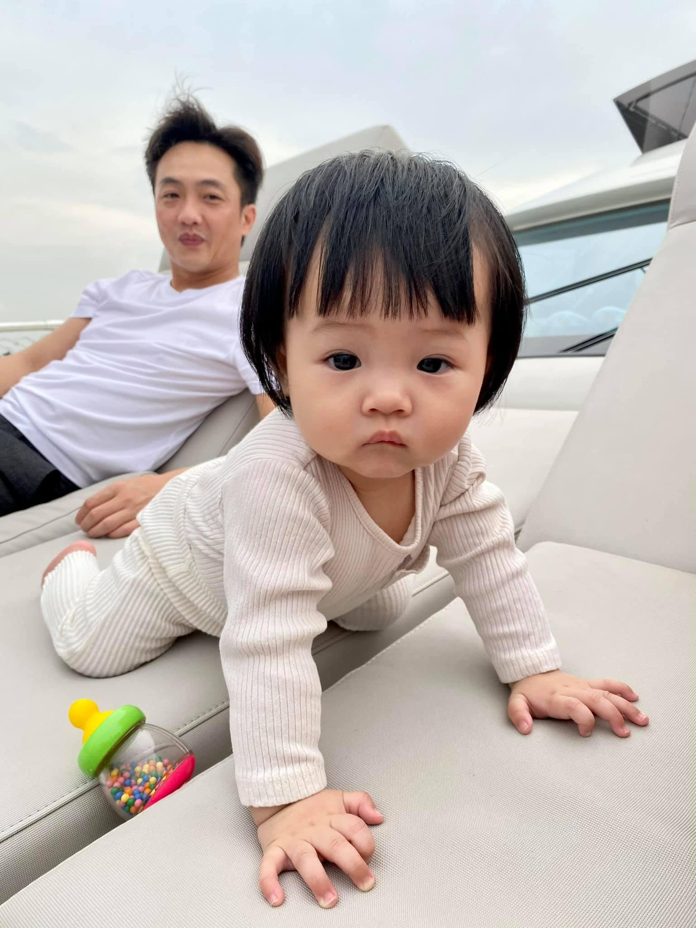 Đôi má bầu bĩnh của cô bé là "vũ khí tối thượng" khiến ai nhìn cũng muốn cưng nựng.