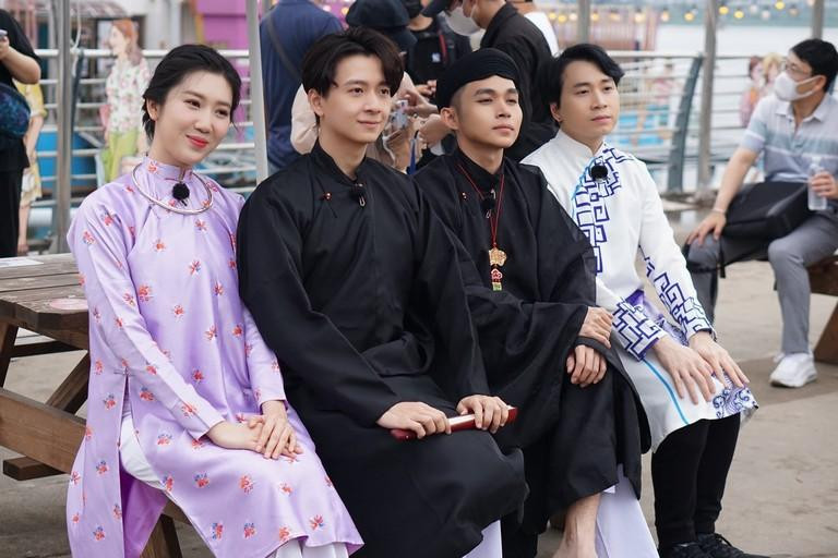 Dàn sao diện áo dài Việt Nam trên đất khách. Dàn sao diện áo dài Việt Nam trên đất khách.