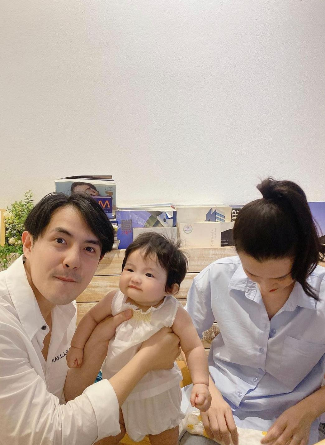 Trong lúc mẹ Đông Nhi cặm cụi xếp đồ thì Ông Cao Thắng cùng con gái đùa giỡn.