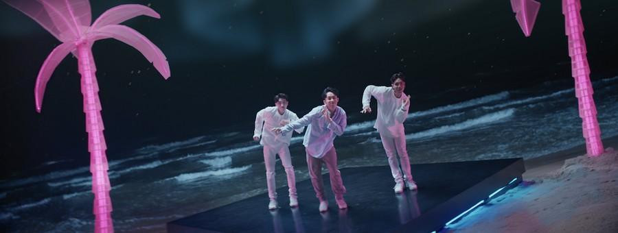 Kay Trần thể hiện khả năng vũ đạo trong Nắm Đôi Bàn Tay.