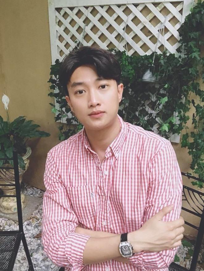 Hình ảnh quen thuộc của Quốc Trường trong Về Nhà Đi Con. Hình ảnh quen thuộc của Quốc Trường trong Về Nhà Đi Con.