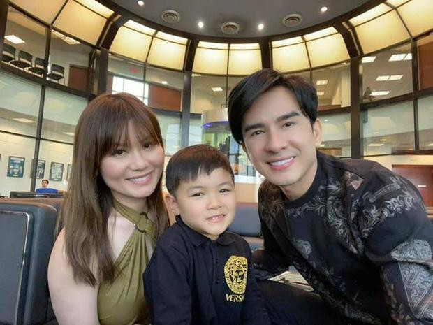 Cả hai vẫn giữ mối quan hệ tốt để có thể chăm sóc con trai. Cả hai vẫn giữ mối quan hệ tốt để có thể chăm sóc con trai.