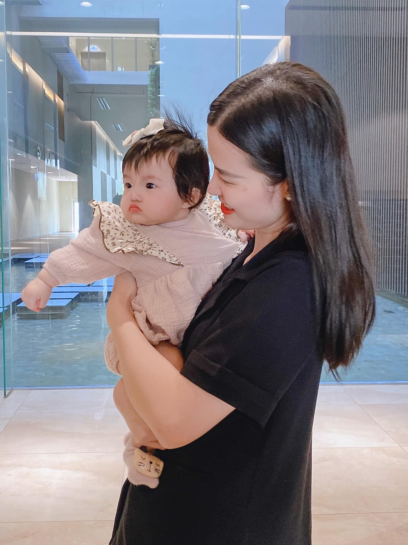 Diện đồ xinh như công chúa nhưng biểu cảm của Winnie như đang tức giận.