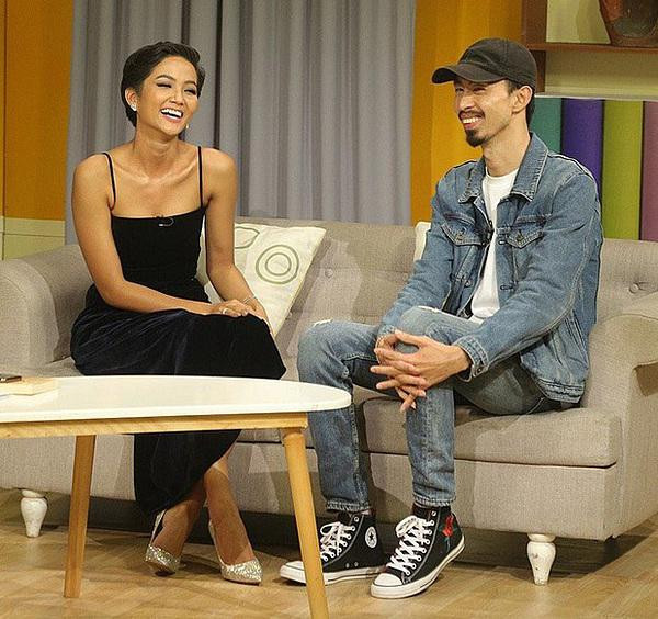 Từng rất thoải mái với nhau nhưng vì sợ hiểu lầm nên nay H'Hen Niê và Đen lại có chút ngượng ngùng mỗi khi gặp mặt. Từng rất thoải mái với nhau nhưng vì sợ hiểu lầm nên nay H'Hen Niê và Đen lại có chút ngượng ngùng mỗi khi gặp mặt.