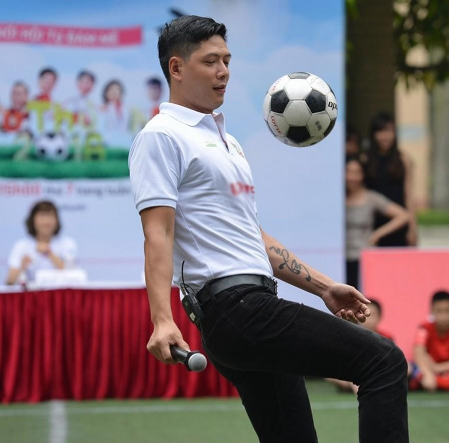 Diễn viên Giấc Mơ Mỹ khoe tài tâng bóng trong chương trình.