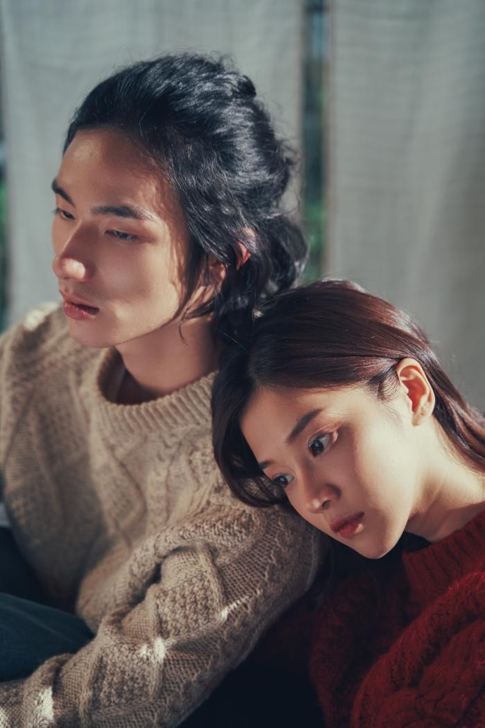 Hoàng Yến Chibi hóa nàng thơ đầy trầm mặc, sầu muộn nhưng không bi lụy. Hoàng Yến Chibi hóa nàng thơ đầy trầm mặc, sầu muộn nhưng không bi lụy.