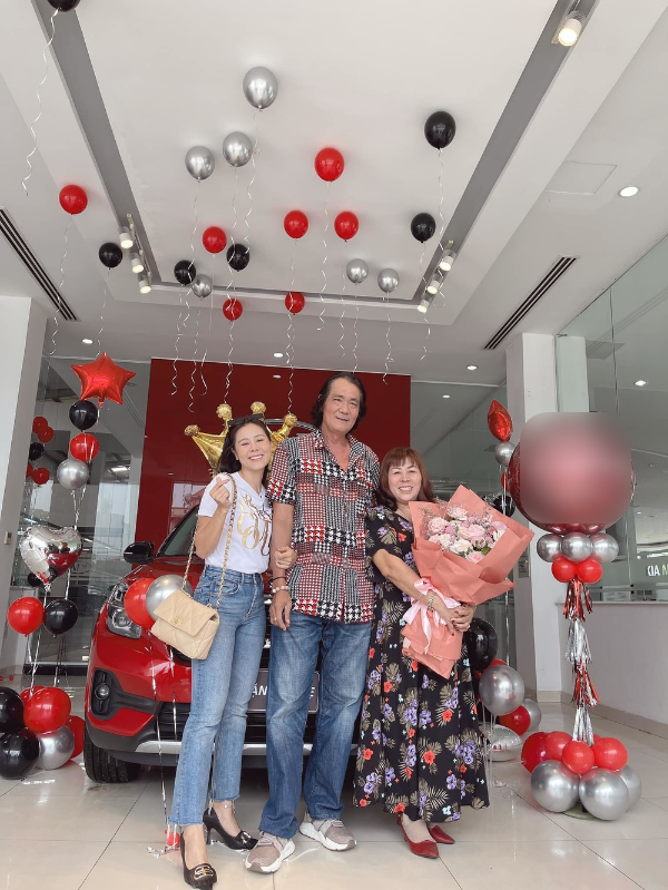 Nam Thư cùng bố mẹ đi nhận xe hơi.