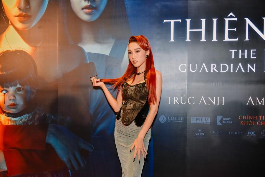 Ca sĩ Emily. Ca sĩ Emily.