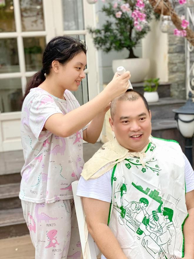 Nhạc sĩ Minh Khang vui vẻ nhờ con gái "tút tát" ngoại hình trong mùa dịch. Nhạc sĩ Minh Khang vui vẻ nhờ con gái "tút tát" ngoại hình trong mùa dịch.