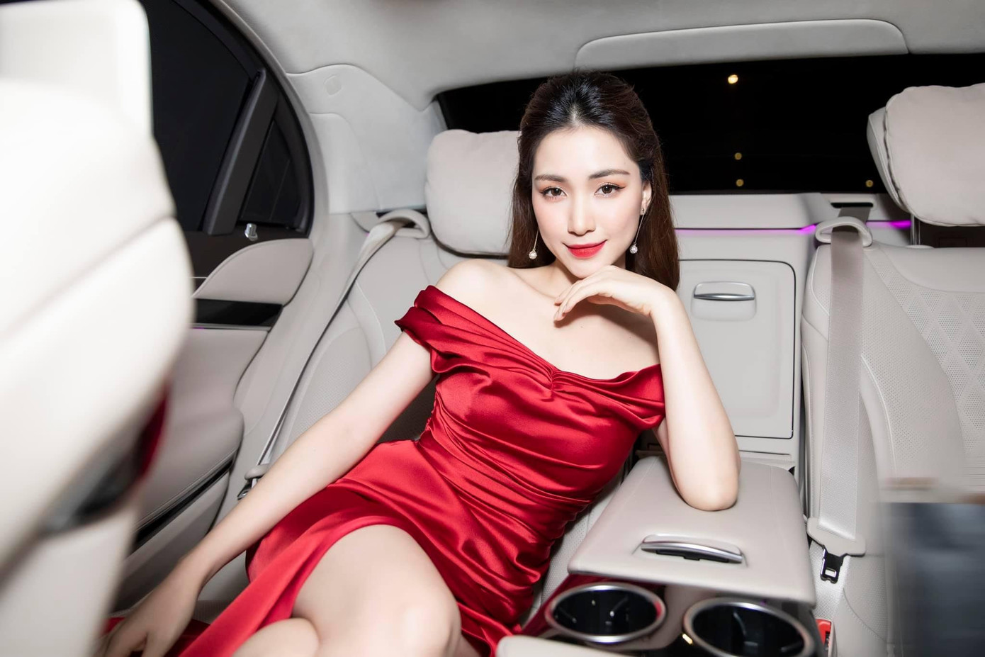 Ca sĩ gốc Bắc Ninh đã chuẩn bị nhiều kế hoạch cho tháng 5 - tháng sinh nhật của cô. Ca sĩ gốc Bắc Ninh đã chuẩn bị nhiều kế hoạch cho tháng 5 - tháng sinh nhật của cô.