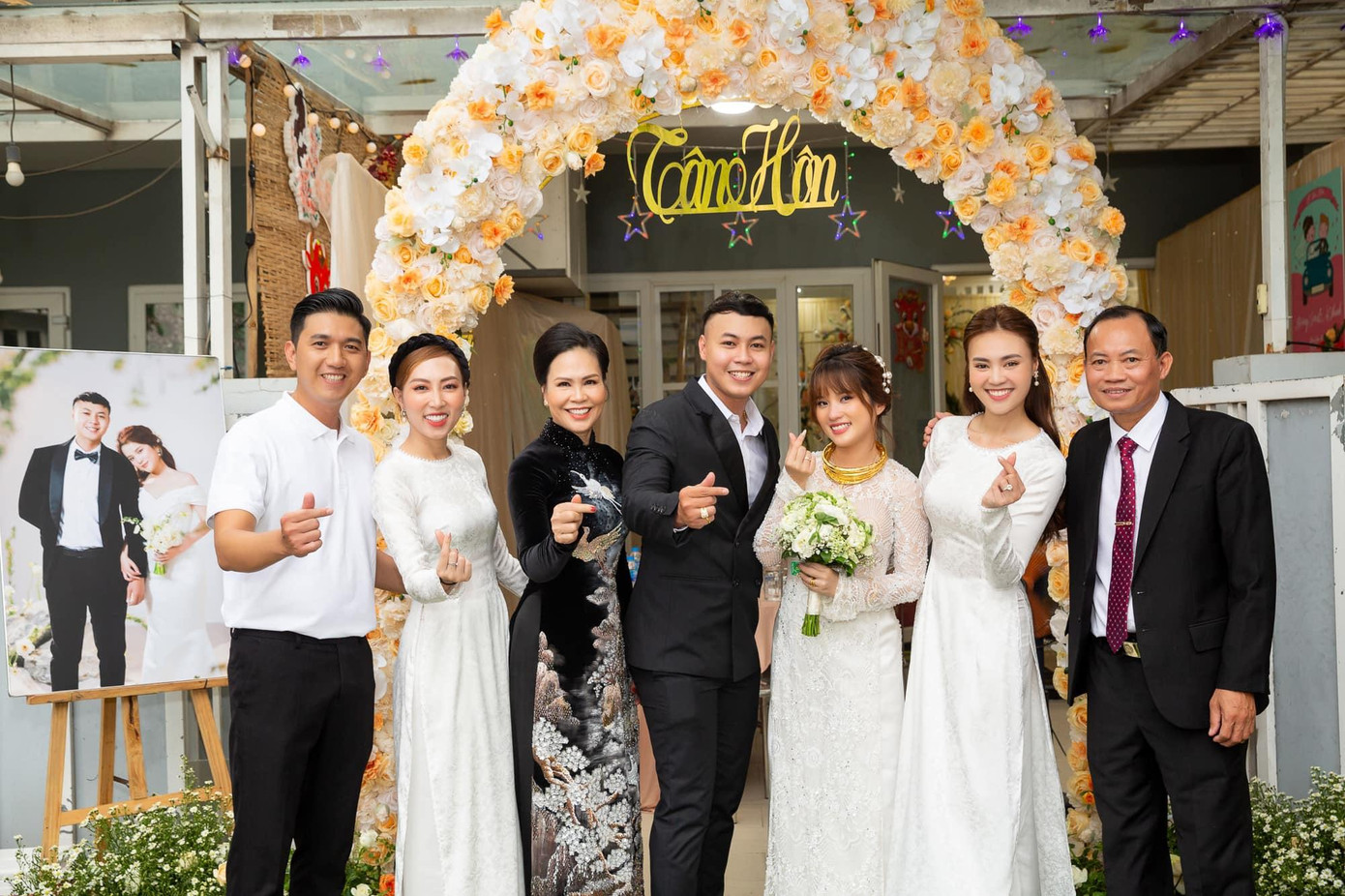 Gia đình Lan Ngọc hạnh phúc khi đón thêm thành viên mới. Gia đình Lan Ngọc hạnh phúc khi đón thêm thành viên mới.