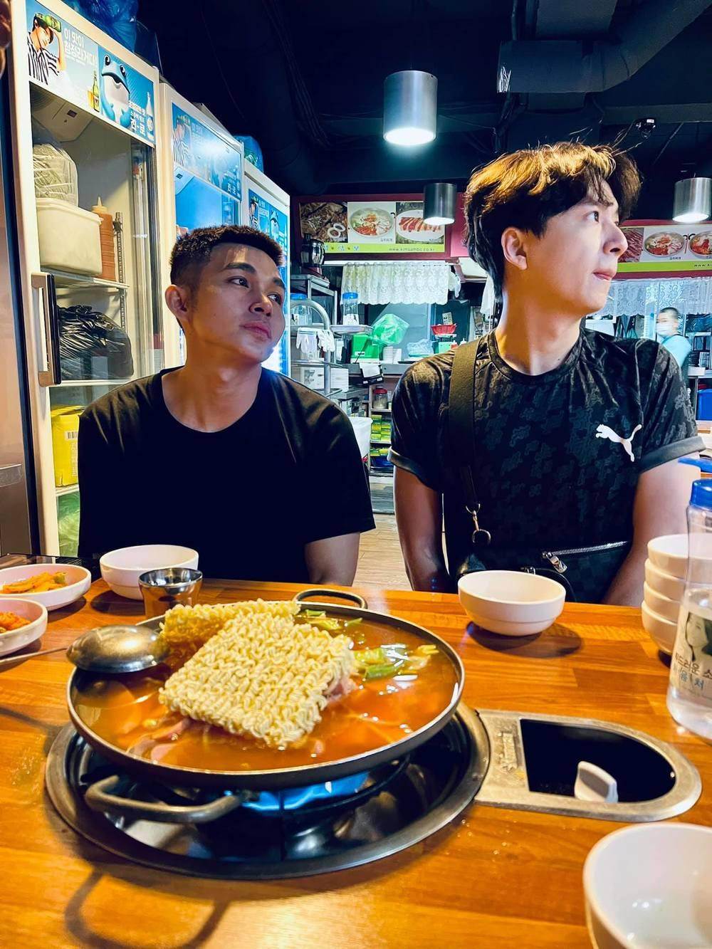 Bộ đôi &quot;thỏ&quot; có phần bơ phờ sau hành trình vừa qua.