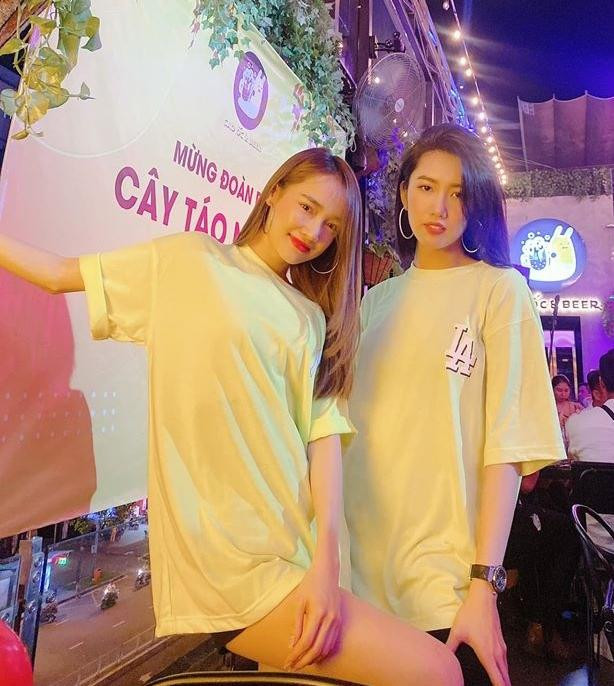 Không chỉ áo thun, khuyên tai tròn bản lớn hai người đẹp đeo cũng giống nhau.