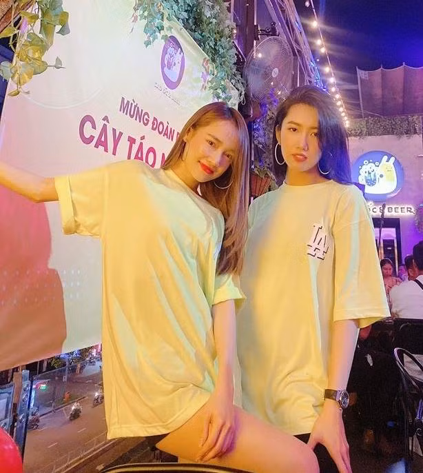 Không chỉ áo thun, khuyên tai tròn bản lớn hai người đẹp đeo cũng giống nhau.
