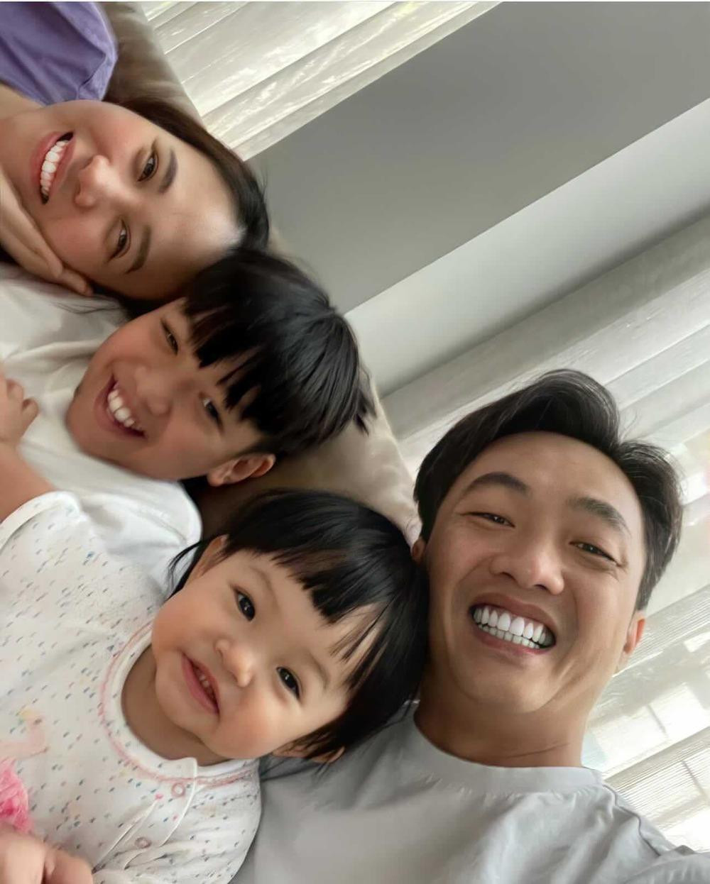 Bức ảnh selfie đầu tiên của gia đình Cường Đôla, "Chin nhõi" khiến fan thích thú khi khoe răng thỏ nhỏ xinh. Bức ảnh selfie đầu tiên của gia đình Cường Đôla, "Chin nhõi" khiến fan thích thú khi khoe răng thỏ nhỏ xinh.