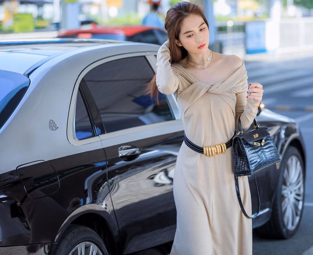 Người đẹp sinh năm 1989 đăng ảnh #ootd.
