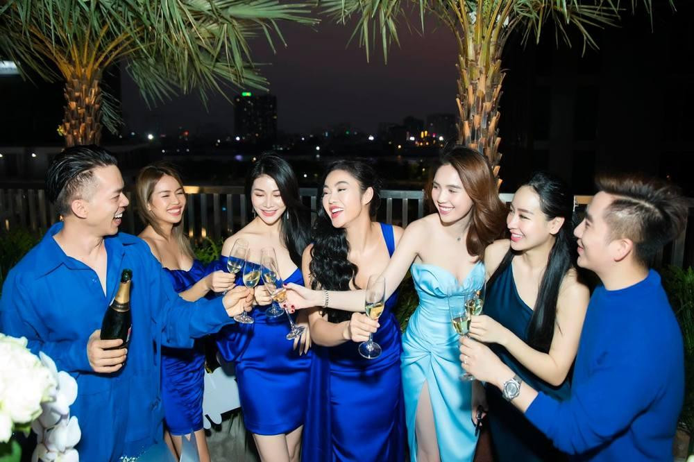 Nhóm bạn thậm chí còn đặt ra yêu cầu về trang phục cho những lần họp nhóm.