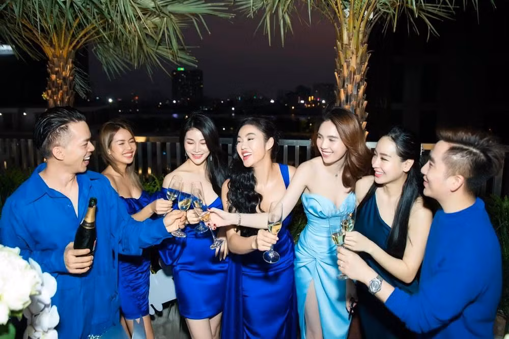 Nhóm bạn thậm chí còn đặt ra yêu cầu về trang phục cho những lần họp nhóm. Nhóm bạn thậm chí còn đặt ra yêu cầu về trang phục cho những lần họp nhóm.