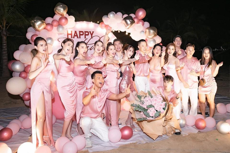 Sinh nhật của Ngọc Trinh được tổ chức hoành tráng ở Ninh Thuận, đây có lẽ là lần các thành viên trong nhóm bạn của cô góp mặt đầy đủ nhất.