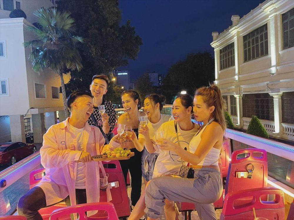 Hội bạn của &quot;nữ hoàng nội y&quot; thường xuyên gặp gỡ và lúc nào cũng thể hiện sự sang chảnh.