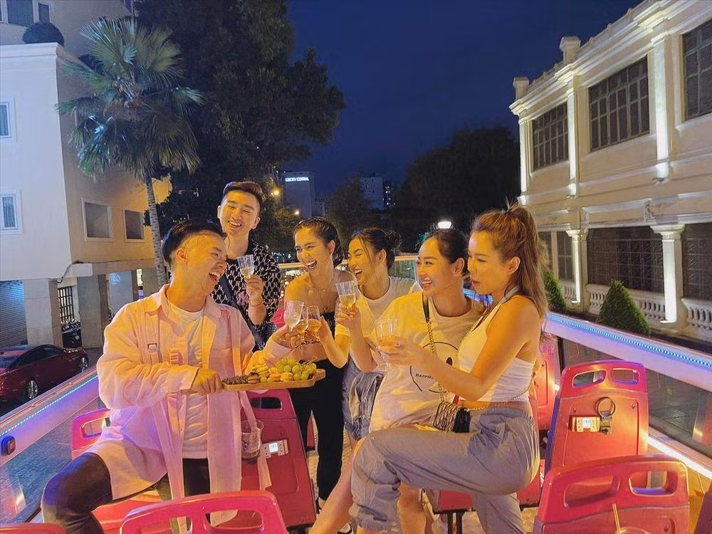Hội bạn của "nữ hoàng nội y" thường xuyên gặp gỡ và lúc nào cũng thể hiện sự sang chảnh. Hội bạn của "nữ hoàng nội y" thường xuyên gặp gỡ và lúc nào cũng thể hiện sự sang chảnh.