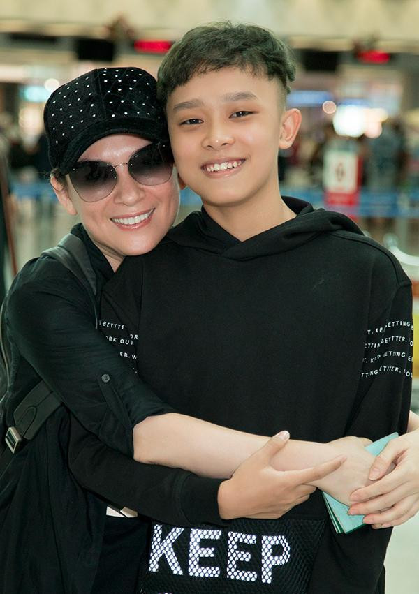 Thời gian gần đây mẹ con Phi Nhung vướng vào nhiều ồn ào không đáng có. Thời gian gần đây mẹ con Phi Nhung vướng vào nhiều ồn ào không đáng có.