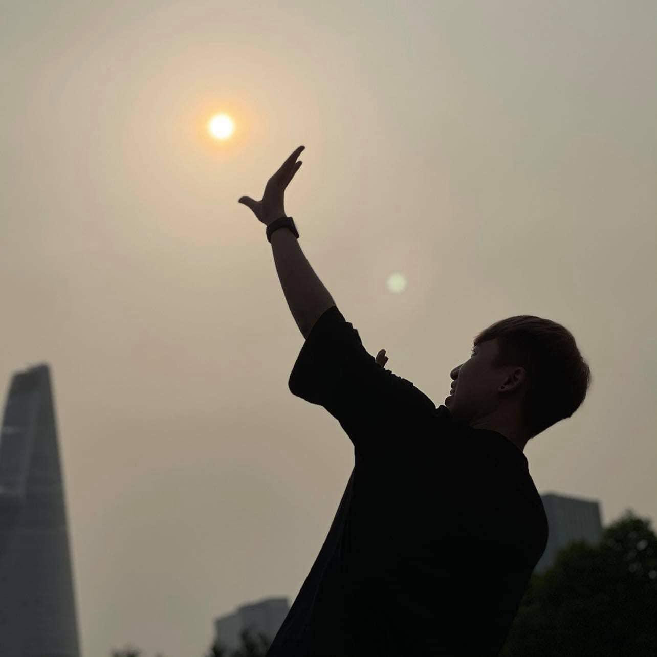 Huy Cung cho biết mình vẫn yêu đời, khán giả không cần quá lo lắng. Huy Cung cho biết mình vẫn yêu đời, khán giả không cần quá lo lắng.