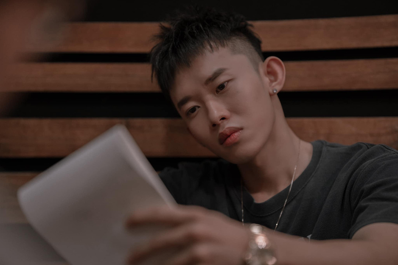 Cách chỉnh màu ảnh của ca sĩ sinh năm 1994 cũng tương đồng với Sơn Tùng. Cách chỉnh màu ảnh của ca sĩ sinh năm 1994 cũng tương đồng với Sơn Tùng.