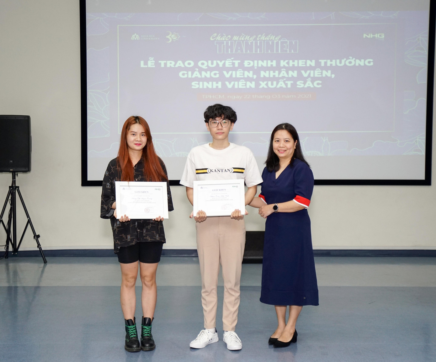 Bộ nhận diện thương hiệu và kế hoạch truyền thông của HCMC-METRO được thực hiện bởi 2 sinh viên. Bộ nhận diện thương hiệu và kế hoạch truyền thông của HCMC-METRO được thực hiện bởi 2 sinh viên.