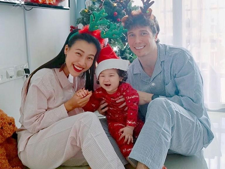 Hoàng Oanh đưa con sang Singapore hội ngộ chồng vào tháng 9/2020.