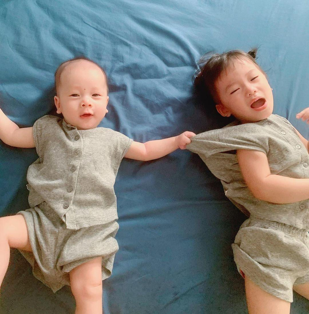 Hai chị em diện đồ đôi nhưng biểu cảm lại... không thân nhau lắm! Hai chị em diện đồ đôi nhưng biểu cảm lại... không thân nhau lắm!