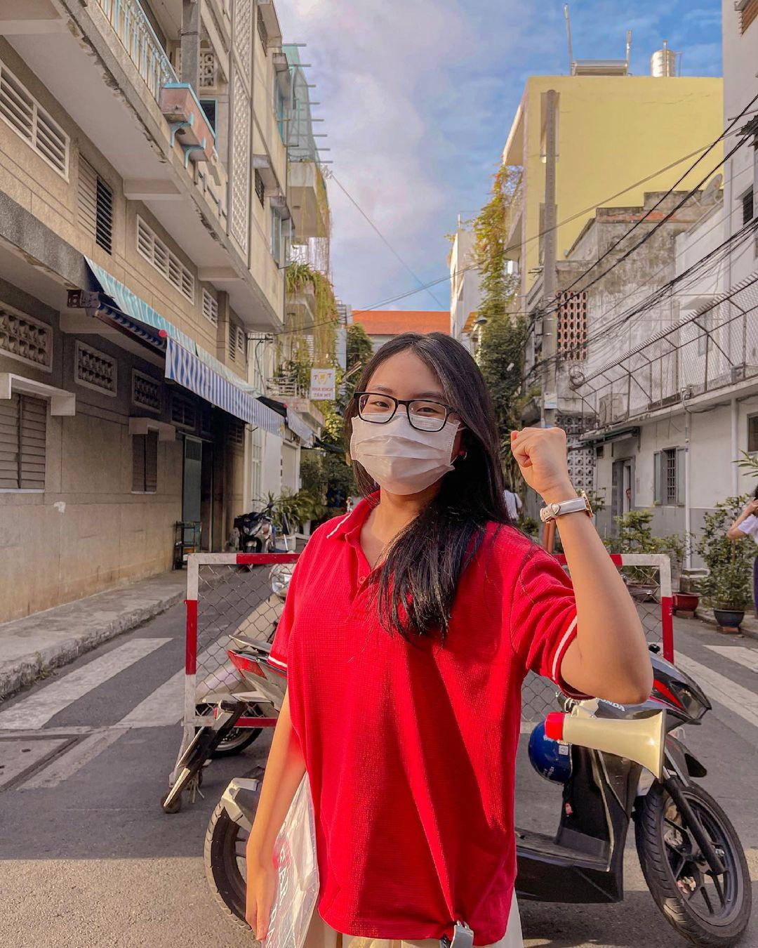 Nữ ca sĩ trong ngày đầu đi thi tốt nghiệp.