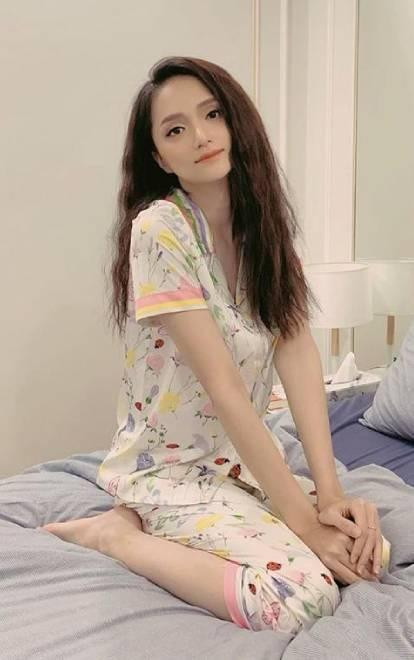Hoa hậu chuyển giới Hương Giang trẻ trung trong set đồ bộ màu sắc tươi sáng.