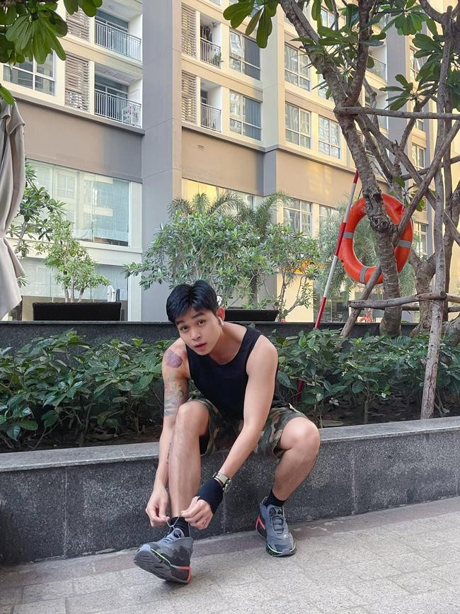 Jun Phạm không kém cạnh với hình thể săn chắc. Jun Phạm không kém cạnh với hình thể săn chắc.