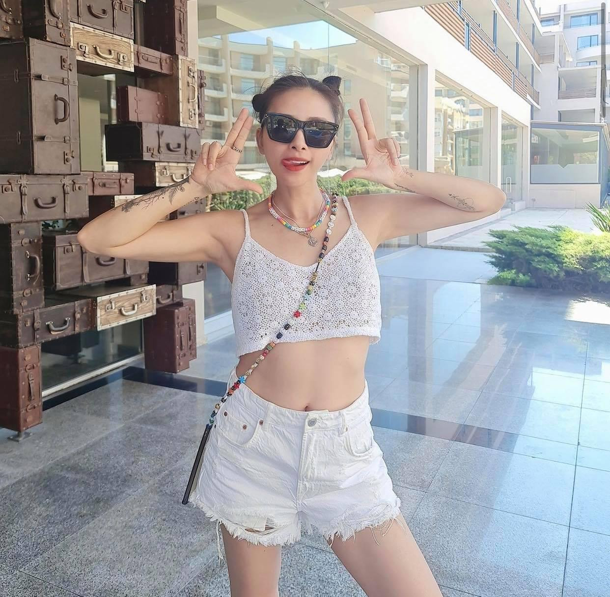 Trang phục giúp nữ diễn viên trẻ trung hơn hẳn so với tuổi thật. Trang phục giúp nữ diễn viên trẻ trung hơn hẳn so với tuổi thật.